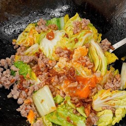 ข้าวราดผัดผักกาดไก่สับใส่ไข่