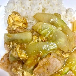 แตงกวาหมูผัดไข่ราดข้าว