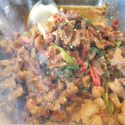 ข้าวกะเพราขาหมู