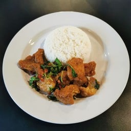 ข้าวกะเพราไก่กรอบ ซอสกระเพราสูตรพิเศษ steakhouse168