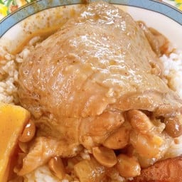 ข้าวราดแกงมัสมั่นไก่