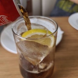 โคล่าแก้เลี่ยน..ชอบที่มีมะนาวมาให้ด้วย