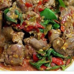 กะเพราเครื่องในไก่เป็นกับข้าว