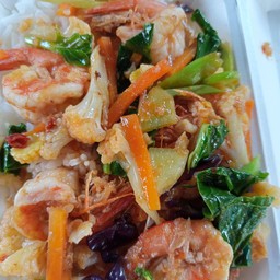 ผัดผักรวมหมูกรอบราดข้าว