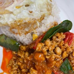 ผัดพริกแกงหมูสับราดข้าว