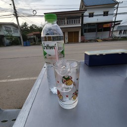 ราคา 10 บาทต่อขวด ณ วันที่ 28 พฤษภาคม 2565