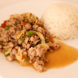 หมูหรือไก่ ผัดพริกขี้หนูกระเทียมสด