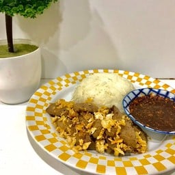 ข้าวตับหมูทอดกระเทียมพริกไทยน้ำจิ้มแจ่ว