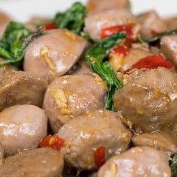 กระเพราลูกชิ้นเนื้อราดข้าว