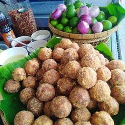 ยำแหนมข้าวทอด