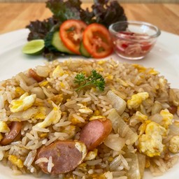 ข้าวผัดไข่อารมณ์ดี ไส้กรอกหมูรมควัน