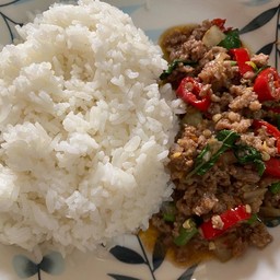 กะเพราเนื้อราดข้าว