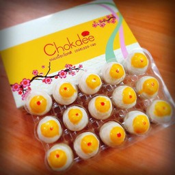 ขนมเปี๊ยะถั่วไข่ อบเทียนหอม