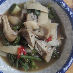 แกงหน่อไม้สดใส่เห็ดใส่ยอดฟักทองใส่บวบ