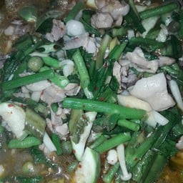 แกงแคไก่ใส่ผักหลายอย่างจ้าว