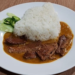 ข้าวแกงกะหรี่เนื้อตุ๋น