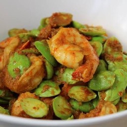 ผัดเครื่องแกงราดข้าว