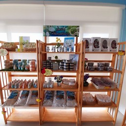 สินค้า ผลิตภัณฑ์ และของฝากที่วางจำหน่ายในร้านกาแฟศิลปาชีพ
