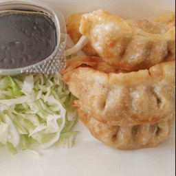 เกี๊ยวซ่าหมู5ชิ้น พร้อมน้ำจิ้มและผัก