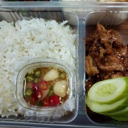 ข้าวหมูกระเทียมพริกไทย