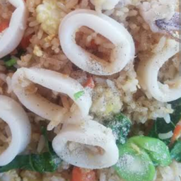 ข้าวผัดปลาหมึก