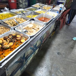 ตลาดถนนรถไฟ เพชรบุรี