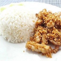 ข้าวหมึกทอดกระเทียม