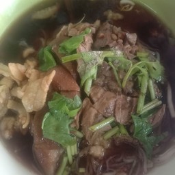 ก๋วยเตี๋ยวแห้งขาหมู