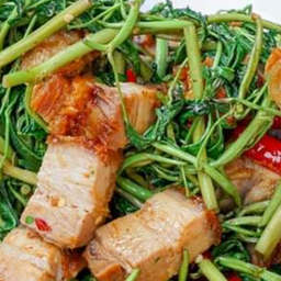 กระเฉดหมูกรอบเป็นกับข้าวกระเช้า