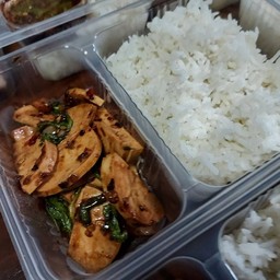 ข้าวกะเพราหมูยอ