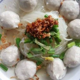ก๋วยเตี๋ยวลูกชิ้นหมูน้ำใส