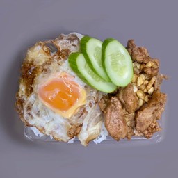 ข้าวหมูทอดกระเทียมพริกไทย