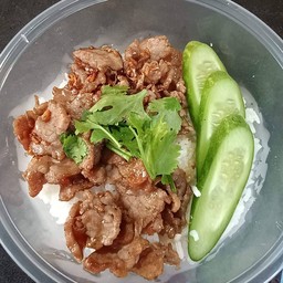 ข้าวเนื้อทอดกระเทียม