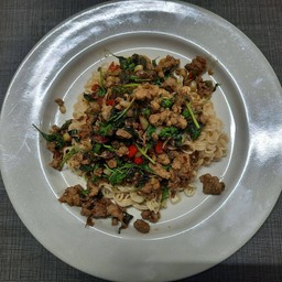 มาม่าผัดกระเพรา