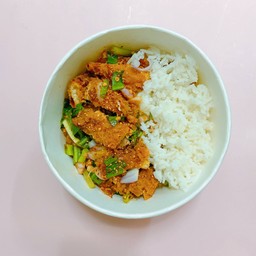 ข้าวไก่กรอบคลุกฝุ่น (ยำไก่แซ่บ)