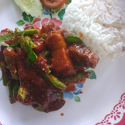 ข้าวราด หมูกรอบผัดพริกแกง