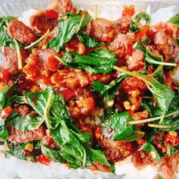 กะเพราเนื้อ ราดข้าว