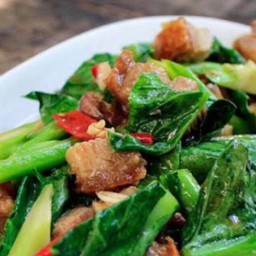 ข้าวราดผัดผักคะน้า