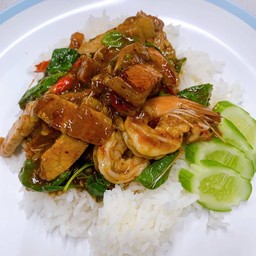 กะเพราหมูกรอบ+กุ้ง ราดข้าว