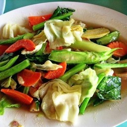 ผัดผักรวมราดข้าว