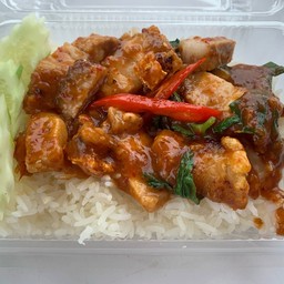 ข้าวราดผัดพริกแกงหมูกรอบ