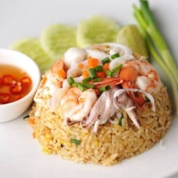 ก๋วยเตี๋ยว ลูกชิ้นแชมป์ หมู&เนื้ิอ สาขานวลจันทร์ ตรงหน้าร้านต้อยโภชนา