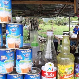 ชายูโร หน้าหมู่บ้านต้นรัก
