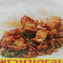 กระเพราหมูกรอบราดข้าว