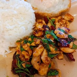 กะเพราไก่สันในพริกแห้ง