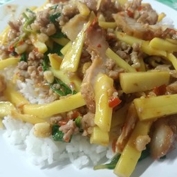 กระหมูสับหน่อไม้เหลือง(กับข้าว)
