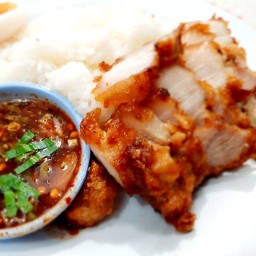 ร้านข้าวหมูทอดเจ๊อ้อม กะเพราแซ่บ
