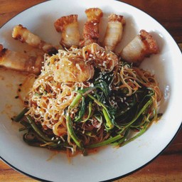 เส้นหมี่ผัดยอดกระเฉด