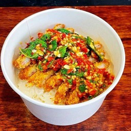 ข้าวหมูทงคตสึ ซอสกะเพรา