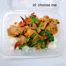 ข้าวกระเพรา เบคอนไก่